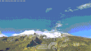 Imágenes del estado del Nevado del Ruiz este 1 de mayo, según el reporte del Servicio Geológico Colombiano.
