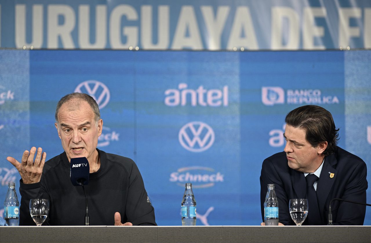 Imagen de la presentación de Marcelo Bielsa, como técnico de la Selección de Uruguay.