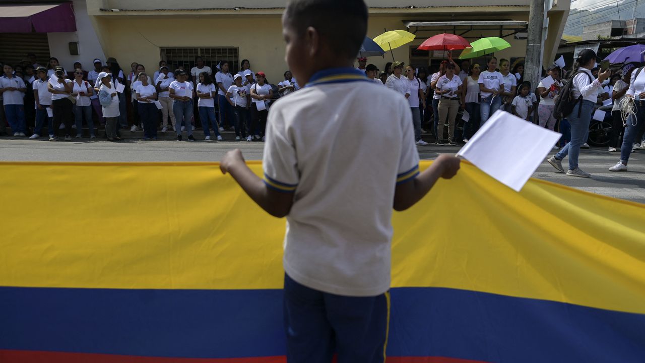 Estudiantes y lugareños participan en una protesta contra la violencia luego de que la escuela José María Obando fuera alcanzada por disparos durante los combates que tuvieron lugar el 5 de septiembre entre la Policía colombiana y el frente de la disidencia de las FARC EP Dagoberto Ramos en Corinto, departamento del Cauca