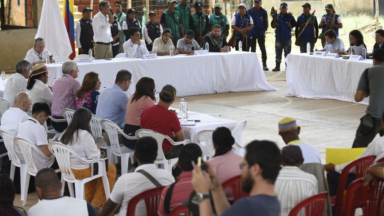 Ayer por fin se llevó a cabo la instalación de la mesa  de diálogo donde participaron representantes del Gobierno, encabezados por el presidente Gustavo Petro y líderes del grupo guerrillero.