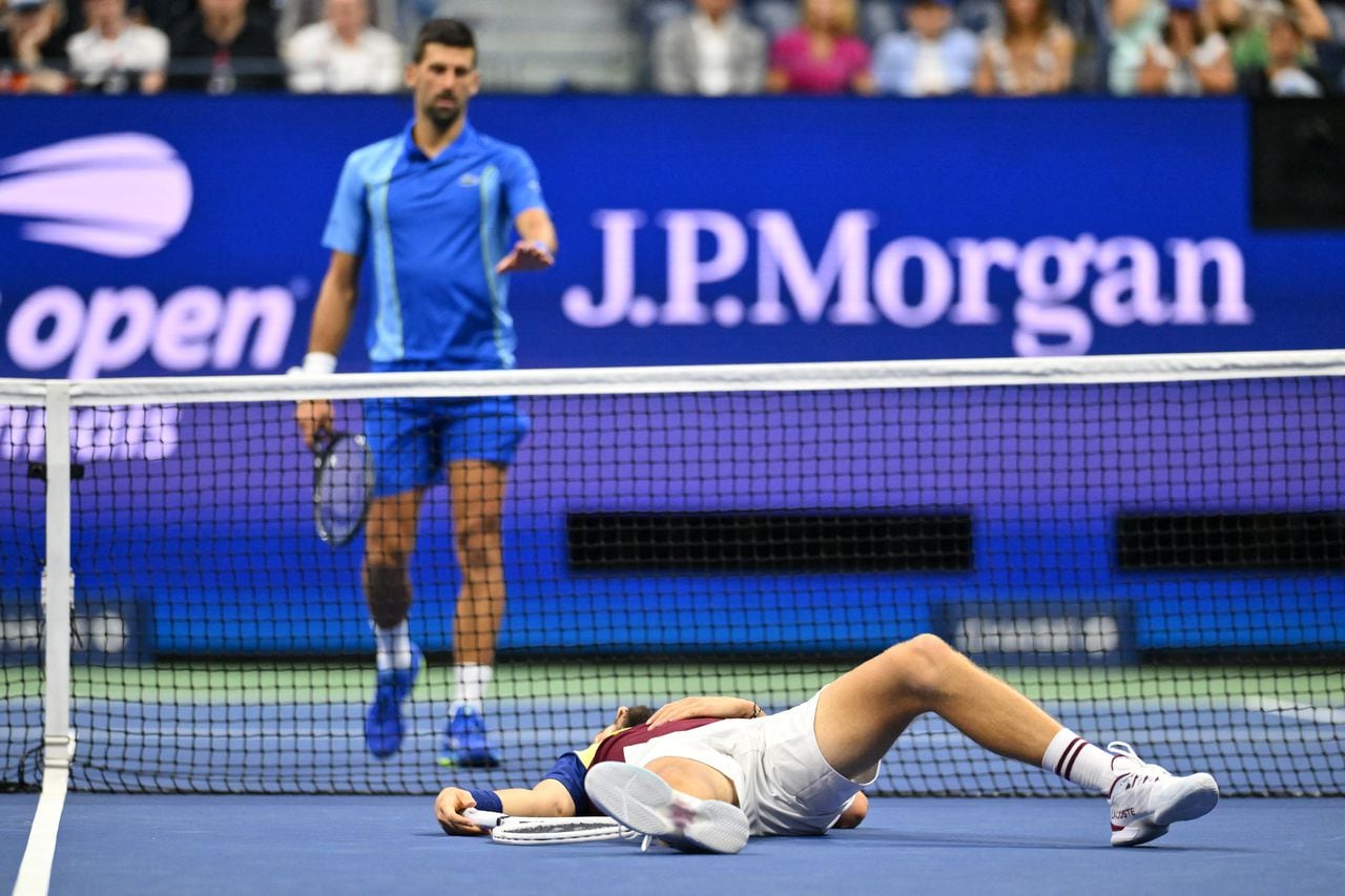 El ruso Daniil Medvedev yace en la cancha después de caer durante el partido final individual masculino del torneo de tenis del Abierto de Estados Unidos contra el serbio Novak Djokovic.