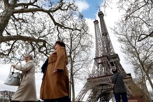 "Eiffela", una réplica de la famosa Torre parisina, diez veces más pequeña que su modelo y creada por Philippe Maindron y se muestra cerca de la original en París, Francia, el 3 de abril de 2023. 