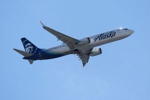 Un avión de Alaska Airlines despega del Aeropuerto Internacional de San Francisco el 7 de marzo de 2022 en San Francisco, California. (Imagen de referencia)