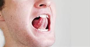 Los ejercicios para fortalecer los músculos de la lengua son beneficiosos porque ayudan a tonificar y fortalecer los tejidos blandos de la garganta y la boca, dejando como resultado la disminución de los ronquidos a la hora de dormir.