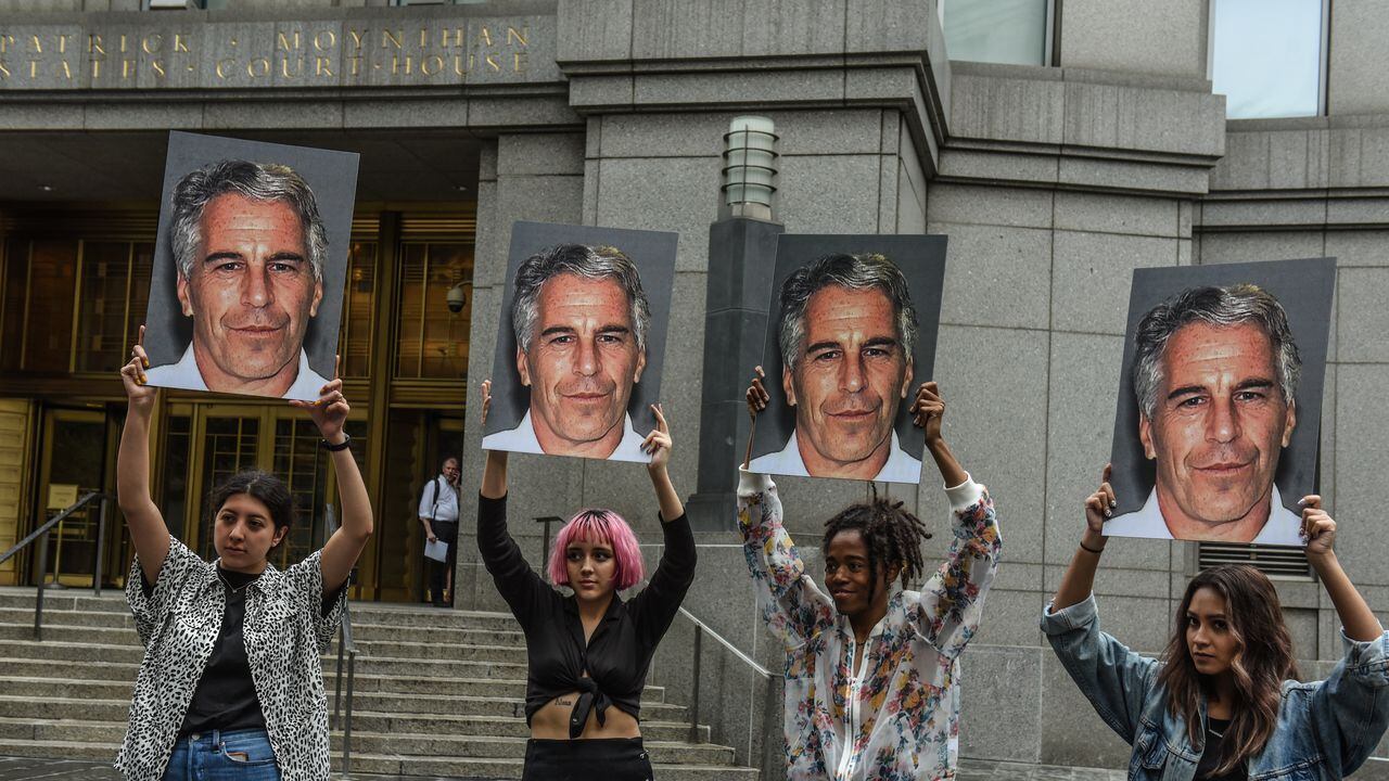 Un grupo de protesta llamado "Hot Mess" sostiene carteles de Jeffrey Epstein frente al juzgado federal el 8 de julio de 2019 en la ciudad de Nueva York.
