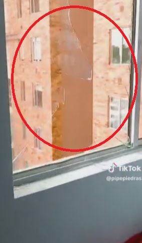 Vecino de mujer que le tiró el televisor por la ventana a su marido en conjunto de Bogotá dijo que implicados estaban armados.