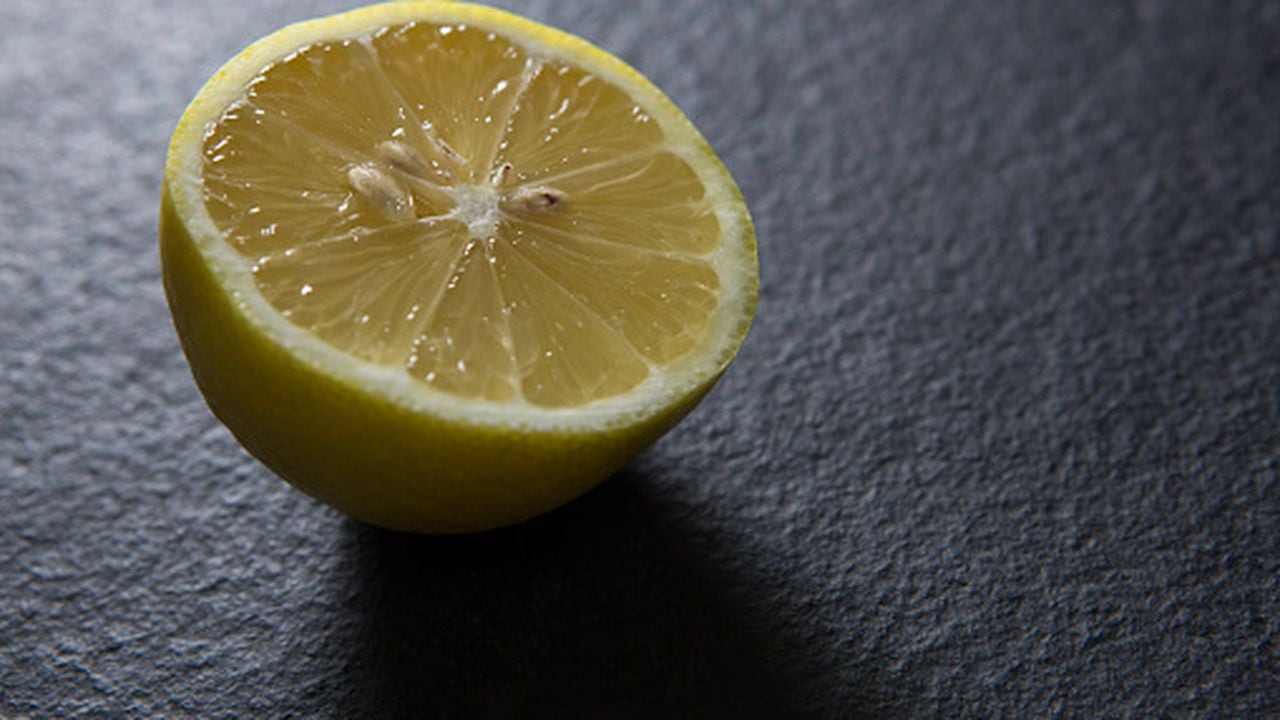 Las semillas del limón, contiene una lignina, un fitoestrogeno que al ser metabolizado por la microflora intestinal humana.