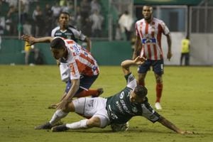 Hinchas del Deportivo Cali se mostraron tristes e impotentes tras la derrota del equipo ante Junior por la segunda fecha de cuadrangulares.