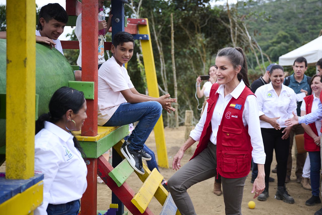 La Reina Letizia de España visita la Cooperativa de Café Ecomun durante el segundo día de su viaje a Colombia