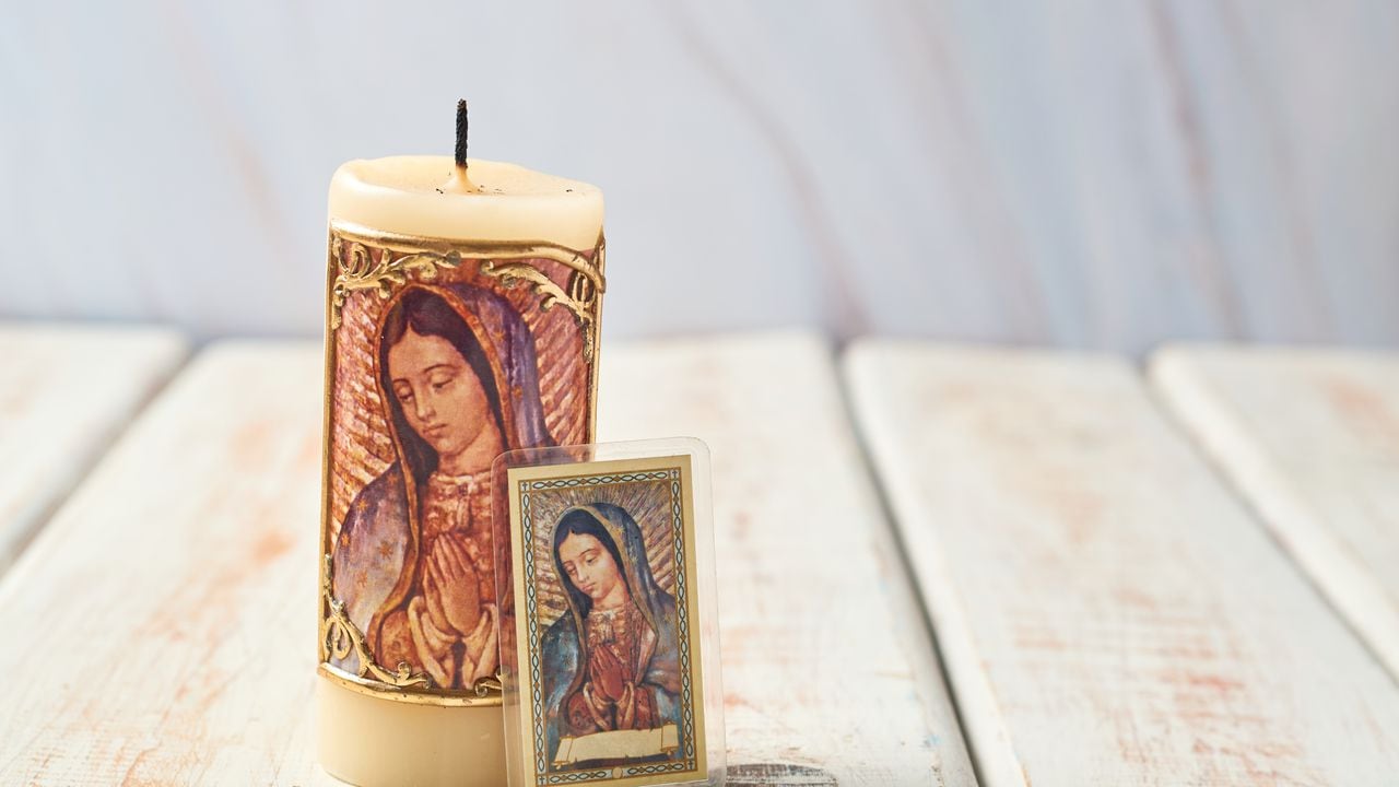 Hay algunos elementos esenciales para construir un buen altar para la Virgen de Guadalupe.