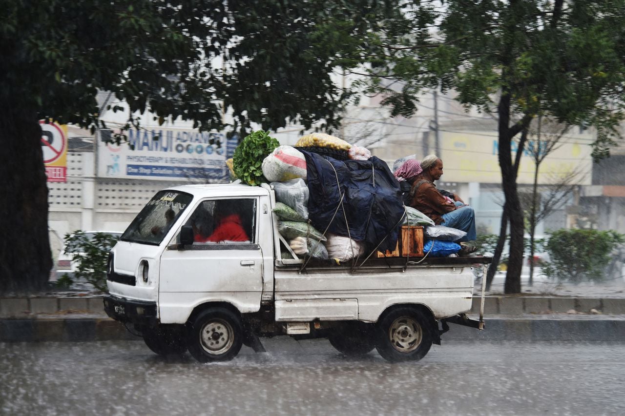 30 personas —en su mayoría mujeres y niños— han muerto en incidentes relacionados con la lluvia.