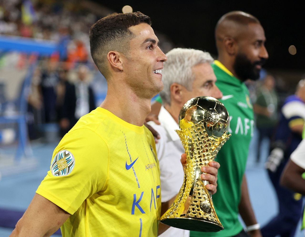 Cristiano Ronaldo levantando su primer trofeo con Al Nassr.