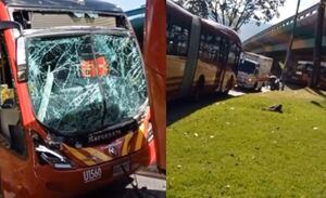 Dos buses de TransMilenio colisionaron en Bogotá.