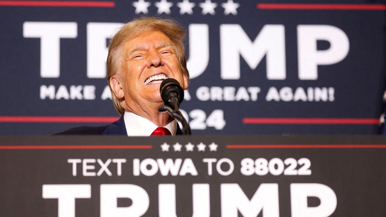 El expresidente de Estados Unidos y candidato presidencial republicano Donald Trump habla durante un mitin de campaña presidencial de 2024 en Dubuque, Iowa, Estados Unidos, el 20 de septiembre de 2023.