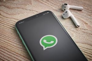 Los usuarios de WhatsApp se encuentran constantemente en busca de métodos para optimizar su experiencia de mensajería, y descubrir cómo escuchar una nota de voz antes de enviarla ha sido una revelación para muchos.
