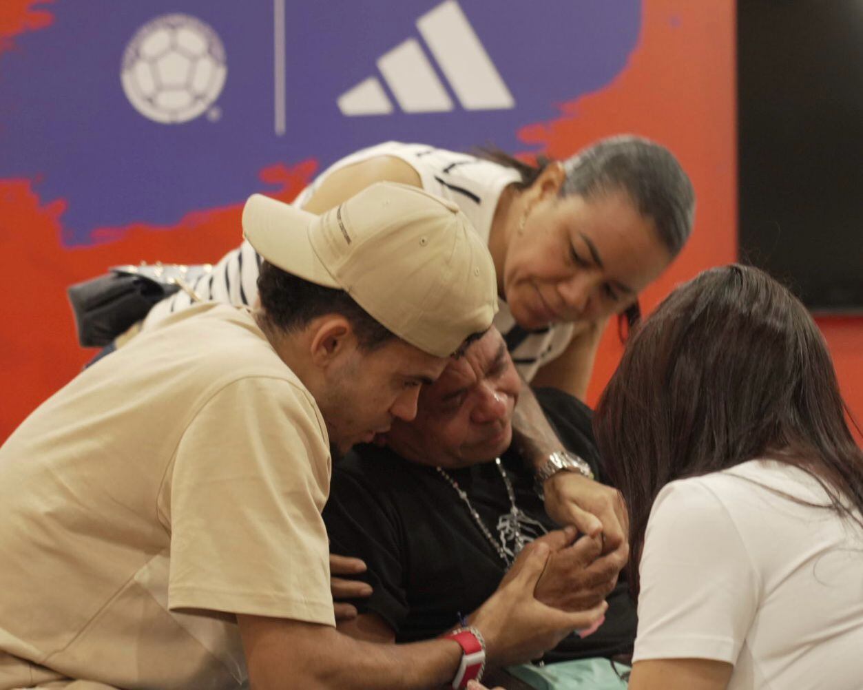 Reencuentro entre Luis Díaz y Luis Manuel Díaz en la concentración de la Selección Colombia.