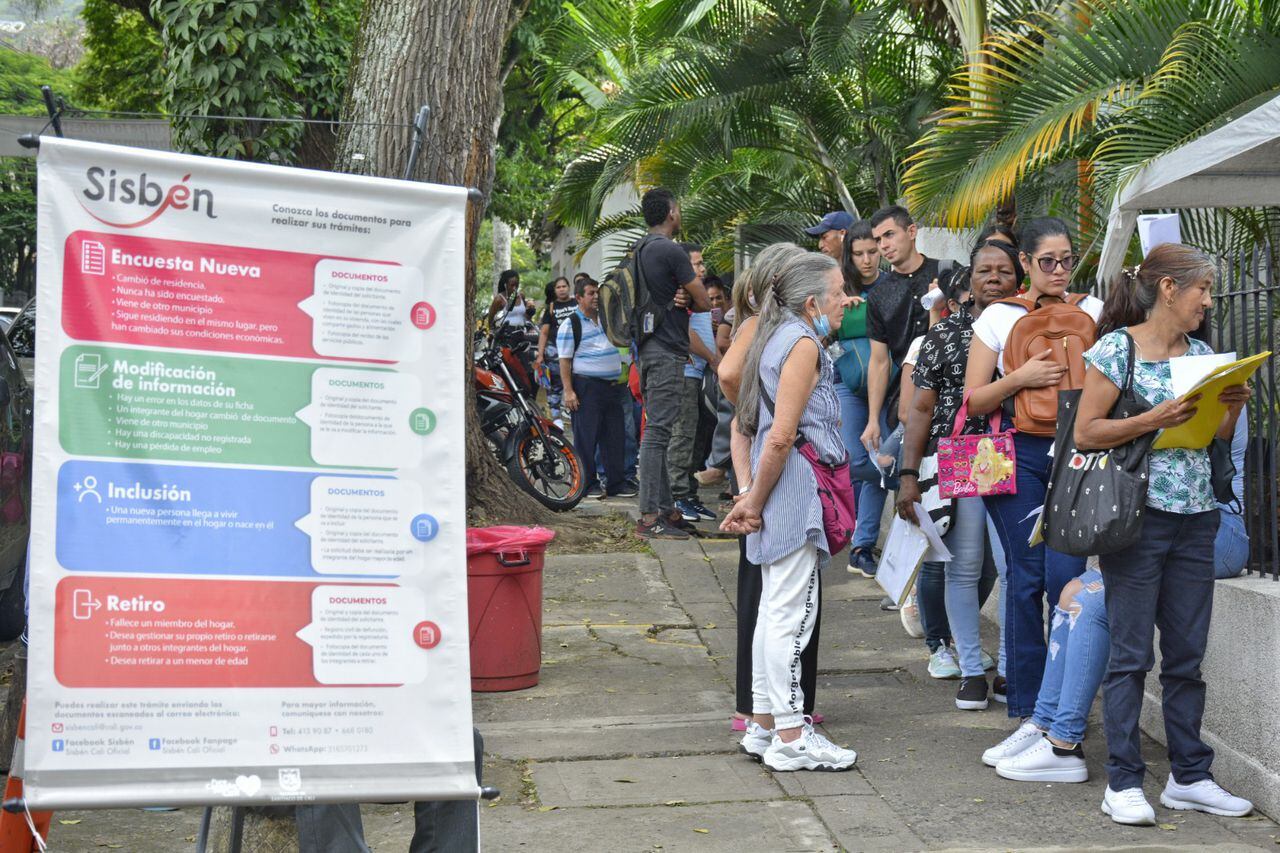Los caleños tienen que hacer largas filas para solicitar la encuesta Sisbén para tramitar el subsidio de Mi Casa Ya. Foto: Jorge Orozco/El País