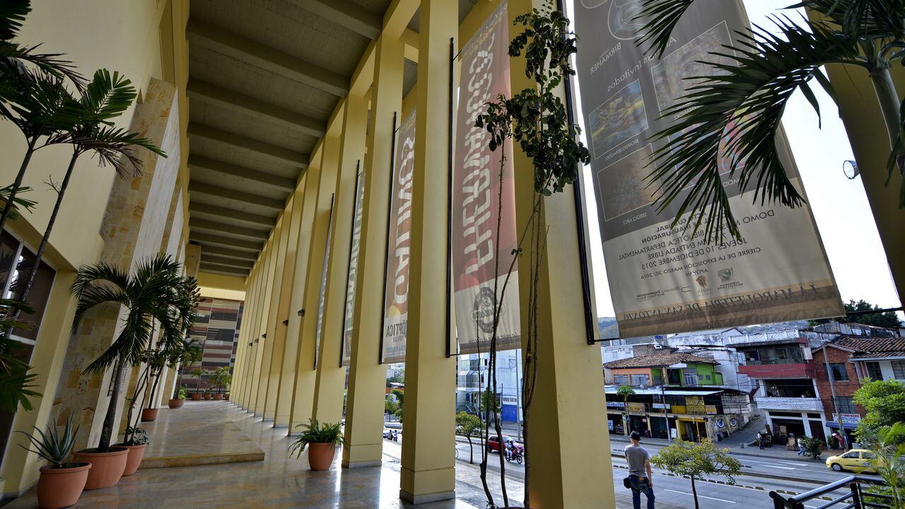 Funcionarios de las bibliotecas públicas de Cali y concejales denuncian hasta cuatro meses sin pagos para los prestadores de servicio y fallas en las estructurales. Biblioteca Departamental.