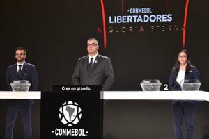 El Director de Competiciones de Clubes de Conmebol, Frederico Nantes (C), hace gestos durante el sorteo de la Copa Libertadores en la sede de Conmebol en Luque, Paraguay, el 19 de diciembre de 2023.