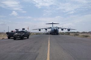 Se ve un avión militar español y vehículos militares partiendo sobre la pista mientras el personal diplomático español y los ciudadanos son evacuados, en Jartum, Sudán, el 23 de abril de 2023. 