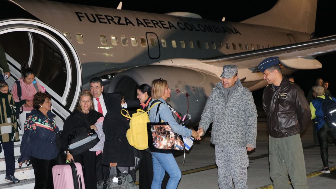 Así fue la llegada de los 110 colombianos a Bogotá, en el primer vuelo de repatriación hecho por la FAC.