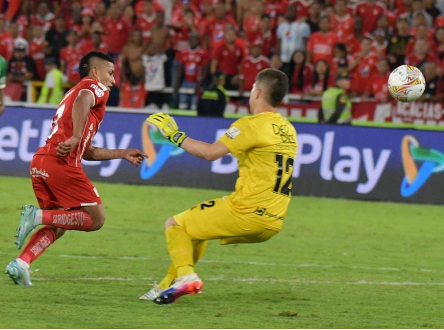 Cristian Barrios anotó el quinto gol del América en el clásico ante Deportivo Cali, luego de ganarle el mano a mano al arquero Kevin Dawson.