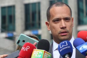 Abogado Diego Cadena asistió al búnker de la Fiscalía a cumplir con interrogatorio en el caso de Álvaro Uribe Vélez.