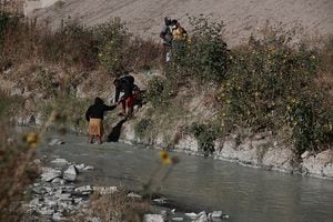 Los migrantes cruzan el Río Bravo para seguir su camino de Ciudad Juárez, México, a El Paso, Texas.