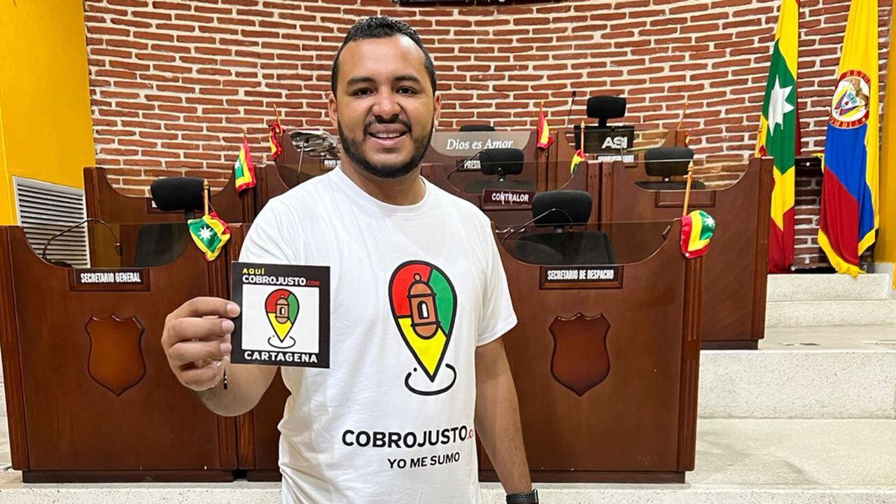 Concejal de Cartagena, Javier Julio Bejarano muestra el sello de 'Cobro Justo'.