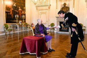 La reina Margarita II de Dinamarca recibe una lista de los destinatarios de medallas y órdenes antes de una audiencia pública en el Castillo de Christiansborg en Copenhague, Dinamarca, el 8 de enero de 2024.  (Photo by Keld Navntoft / Ritzau Scanpix / AFP) / Denmark OUT