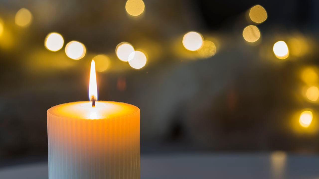 La vela blanca debe ser encendida cuando se haga la oración a San Benito.
