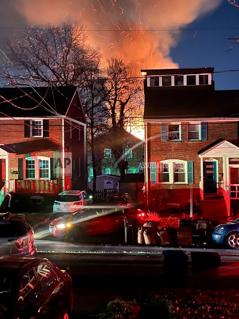 La explosión en una casa se ve desde lejos la noche del lunes 4 de diciembre de 2023 en Arlington, Virginia. La policía del condado Arlington investigaba la explosión en una residencia ocurrida cuando las autoridades intentaban ejecutar una orden de registro. (AP Foto)
