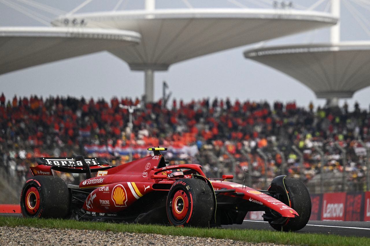 El español Carlos Sainz tuvo un susto al chocar el carro durante la sesión clasificatoria. Luego se repuso y partirá de séptimo en China.