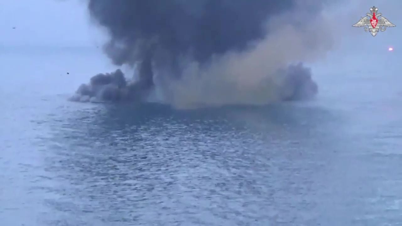 Una captura de pantalla capturada de un video muestra un buque de guerra ruso perteneciente a su flota del Mar Negro supuestamente destruyendo buques de superficie no tripulados (AUSV) de Ucrania en el Mar Negro el 24 de mayo de 2023.