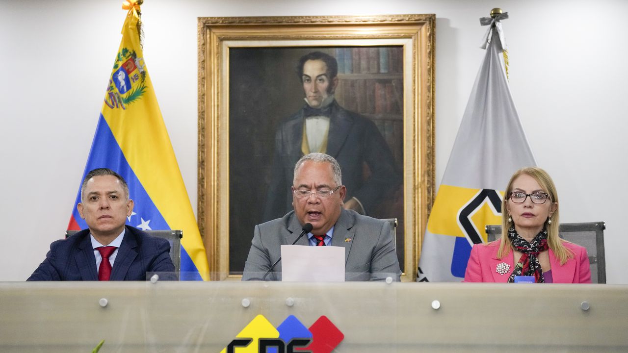 El presidente del Consejo Nacional Electoral, Elvis Hidrobo Amoroso, en el centro, habla con la prensa en la sede del CNE en Caracas, Venezuela, el martes 5 de marzo de 2024.