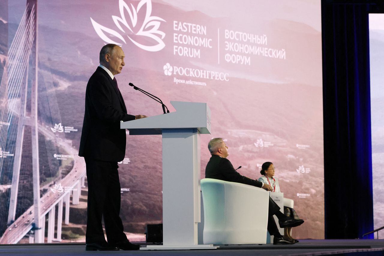 Putin asiste durante el Foro Económico Oriental en Vladivostok el 12 de septiembre de 2023.