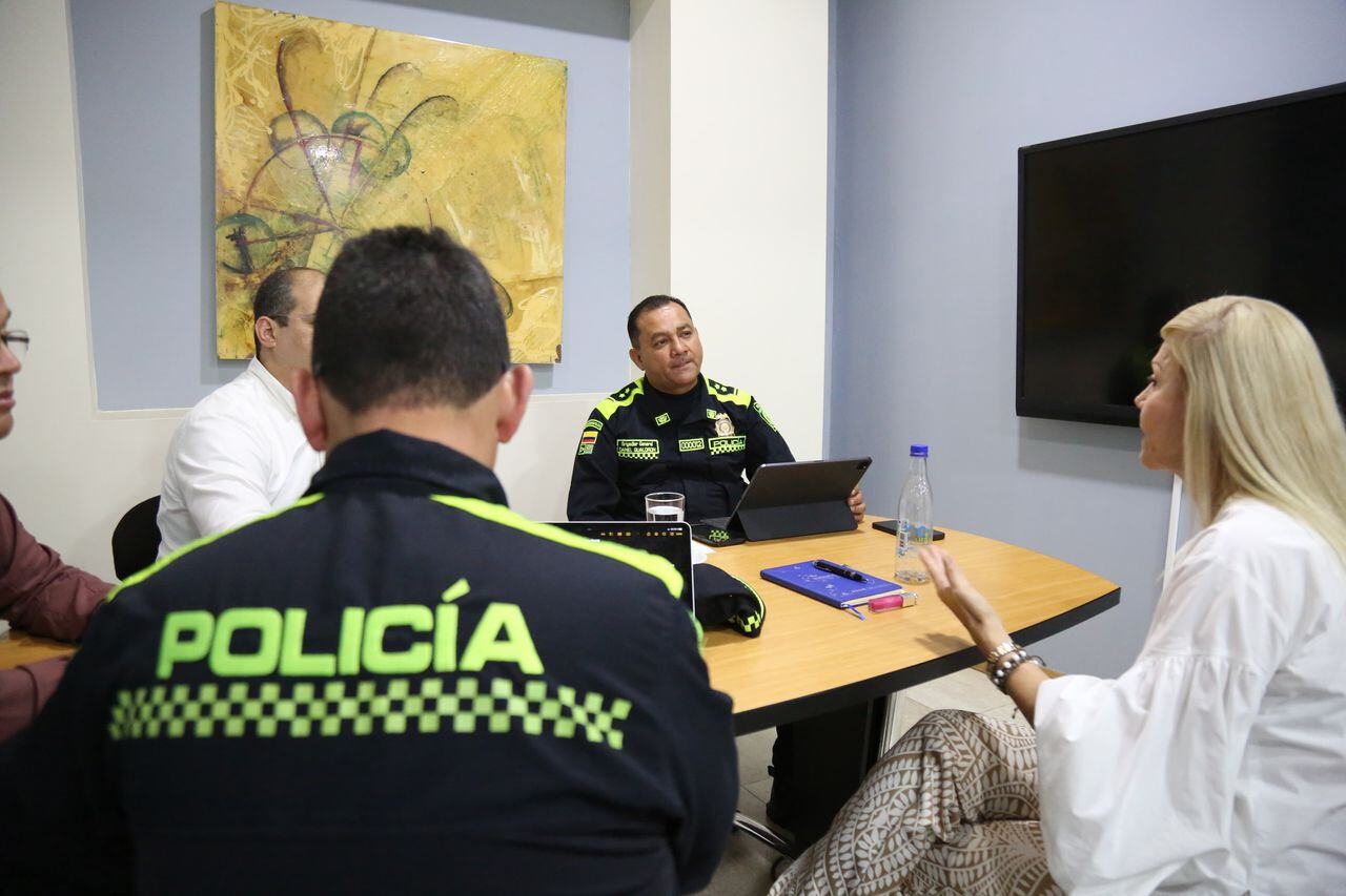 Dilian Francisca Toro junto a las autoridades de seguridad de Cali y el Valle.