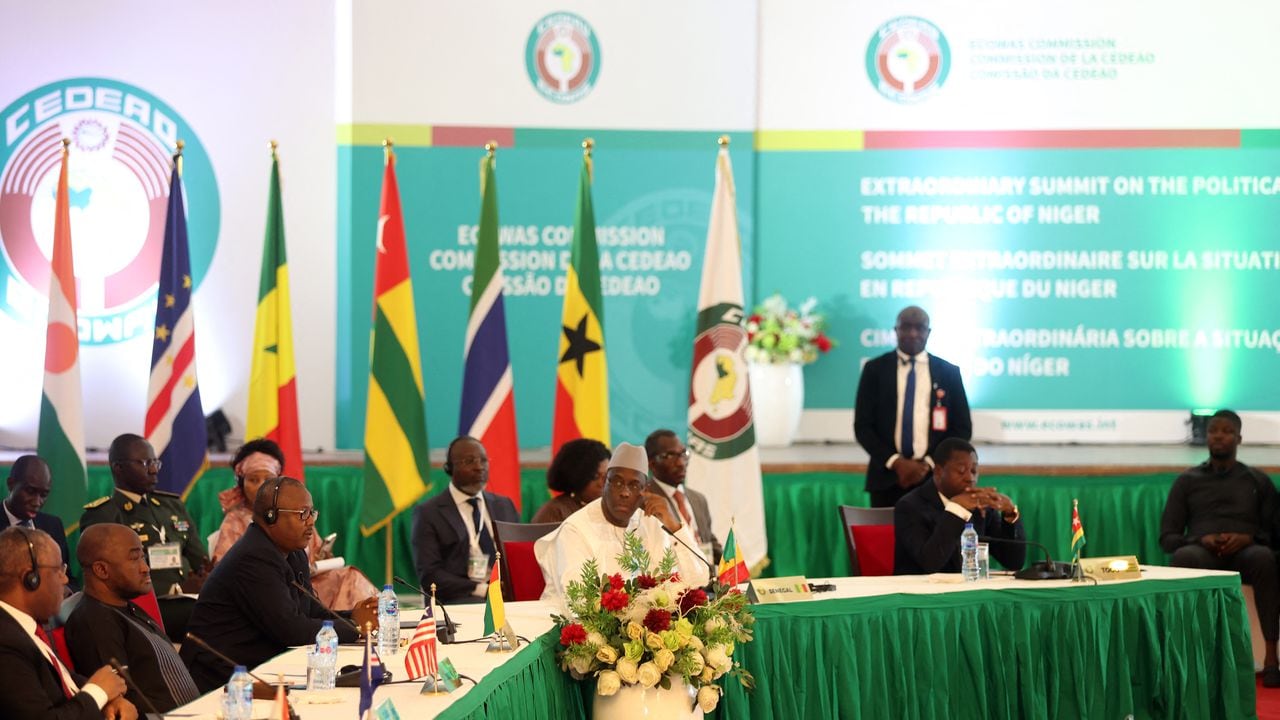 El pleno de la sesión extraordinaria de Jefes de Estado y de Gobierno de la Comunidad Económica de los Estados de África Occidental (CEDEAO) en Abuja, el 10 de agosto de 2023. Los líderes de África Occidental se reunieron el jueves para una cumbre de emergencia sobre el golpe en Níger.