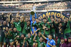 Los jugadores de México celebran con el trofeo del ganador después de vencer a Panamá 1-0 después de la final de la Copa Oro de CONCACAF el domingo 16 de julio de 2023 en Inglewood, California. (AP Photo/Ashley Landis)