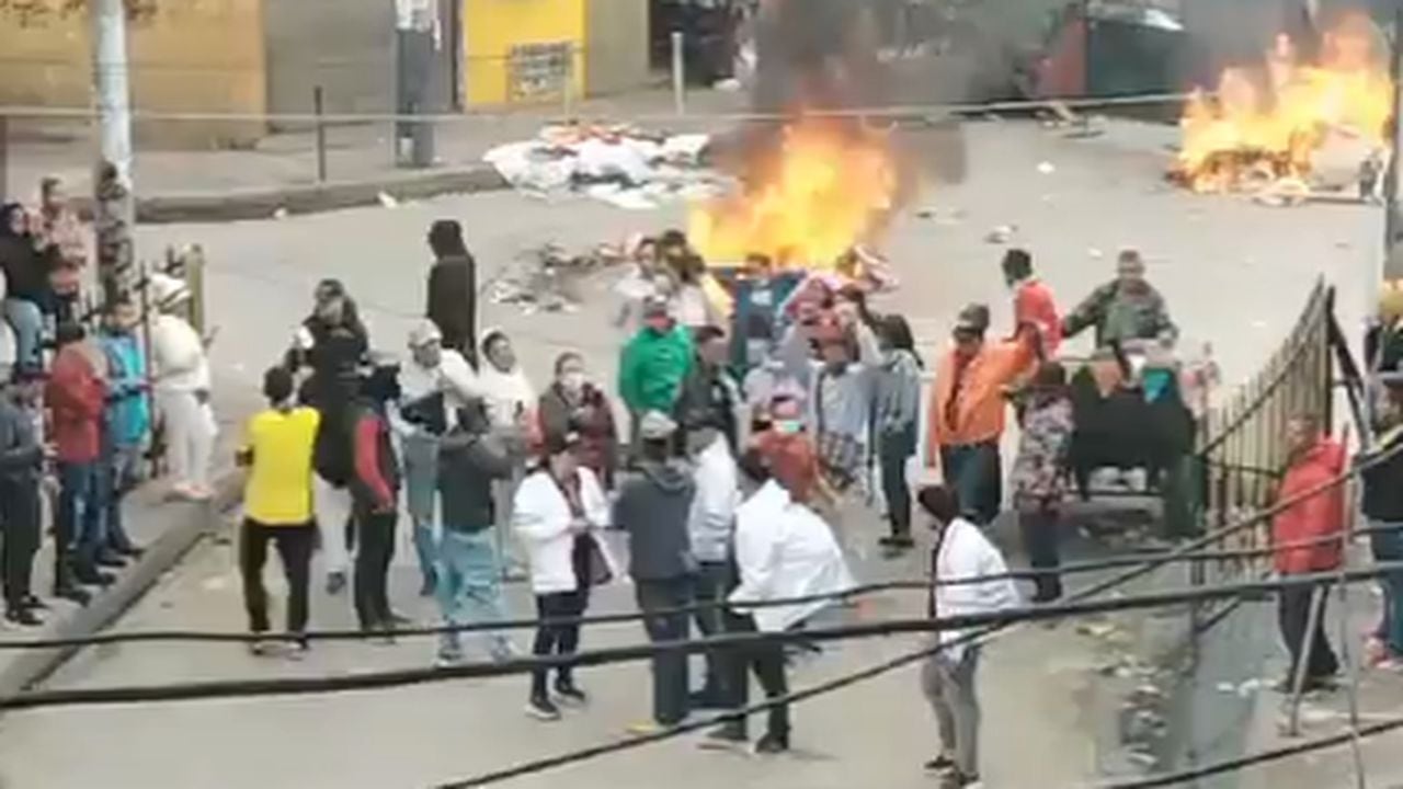 Con una gran quema de basura, estas personas se manifiestan en Bogotá.