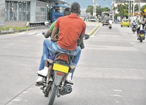 A pesar de la norma que prohíbe la circulación de parrilleros hombres en motocicleta, cada vez es más frecuente encontrarse con esta imagen en las calles de Cali. (Foto: José Luis Guzmán /El País)