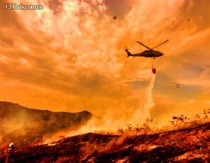 Un helicóptero de la Fuerza Aérea de Colombia ayudó a apagar las llamas del incendio que ocurrió el 20 de junio del 2012 en Cristo Rey, en la ladera oeste de Cali.