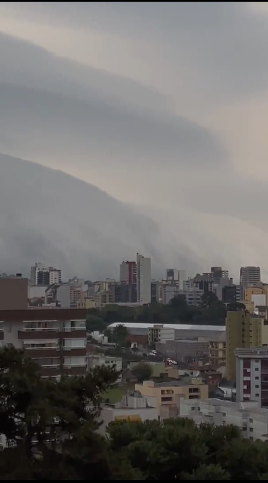 Una nube gigantesca cubrió la ciudad de Caxias do Sul, en el sur de Brasil. Foto tomada de la cuenta de X de MetSul