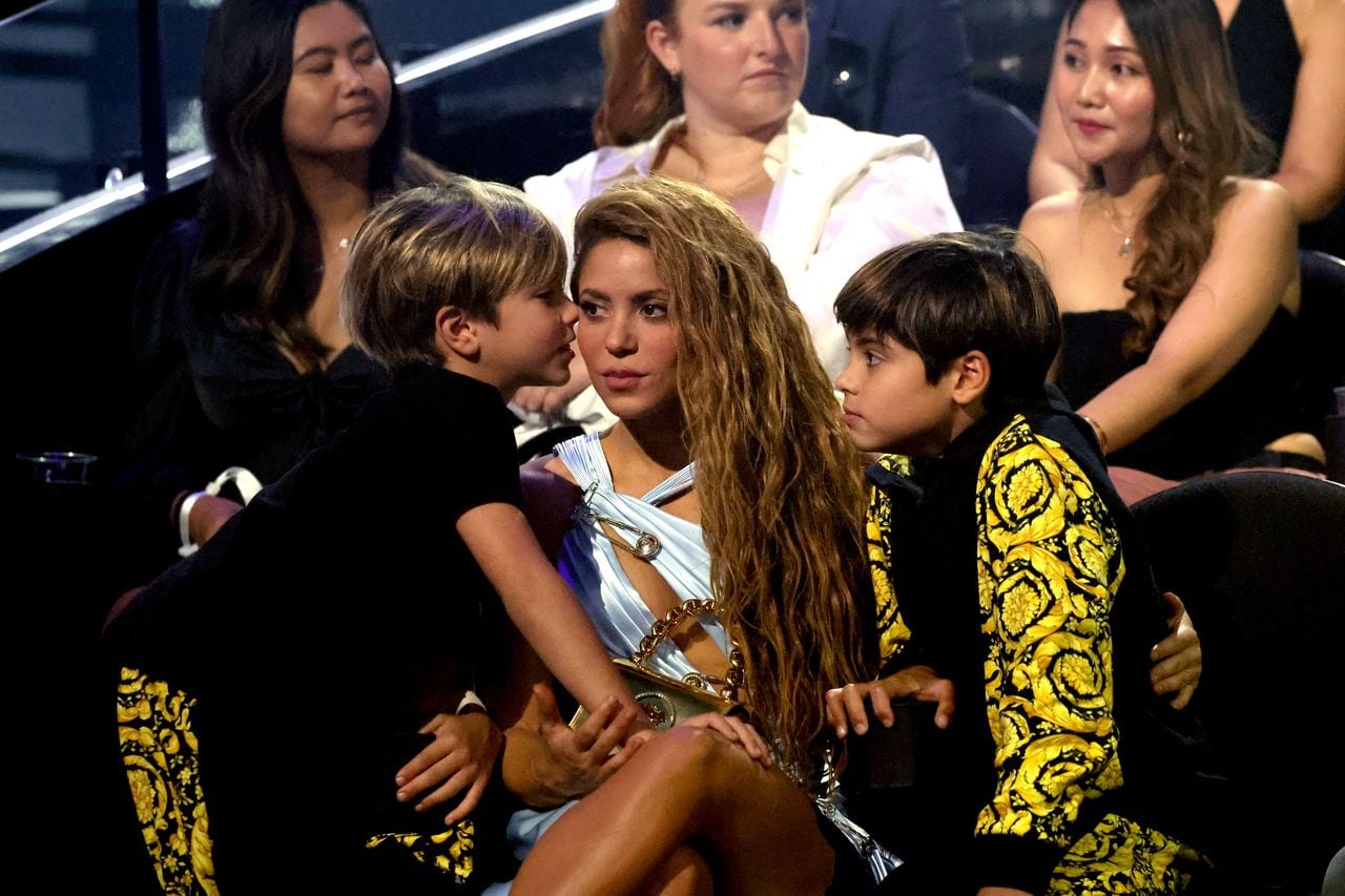 Sasha Piqué, Shakira y Milan Piqué asisten a los MTV Video Music Awards 2023 en el Prudential Center el 12 de septiembre de 2023 en Newark, Nueva Jersey. (Foto de Mike Coppola/Getty Images para MTV)