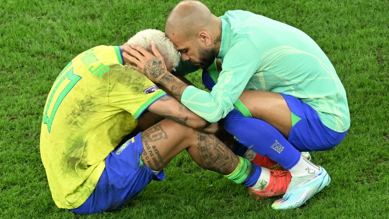 Dani Alves junto a Neymar luego de la eliminación de Brasil de la Copa Mundial de Catar 2022 (Photo by Ina Fassbender / AFP)