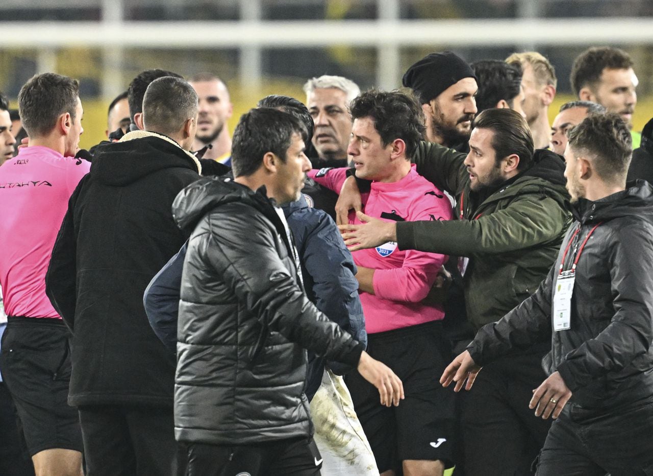 La cara del árbitro Halil Umut Meler se hincha después de que Faruk Koca, presidente del MKE Ankaragucu, le diera un puñetazo tras el partido de fútbol de la 15ª jornada de la Superliga turca entre el MKE Ankaragucu y el Rizespor en el estadio Eryaman de Ankara, Turquía, el 11 de diciembre de 2023. El partido terminó 1-1.