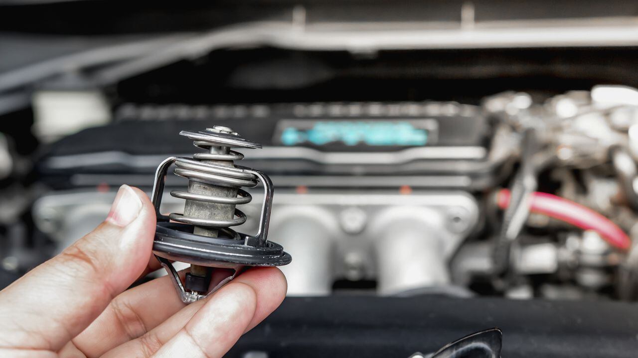 ¿Posees información acerca de las características y el propósito del termostato en un vehículo?