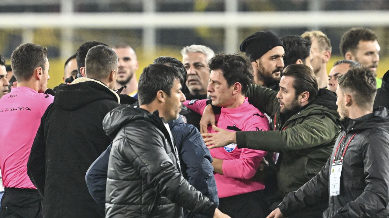 La cara del árbitro Halil Umut Meler se hincha después de que Faruk Koca, presidente del MKE Ankaragucu, le diera un puñetazo tras el partido de fútbol de la 15ª jornada de la Superliga turca entre el MKE Ankaragucu y el Rizespor en el estadio Eryaman de Ankara, Turquía, el 11 de diciembre de 2023. El partido terminó 1-1.