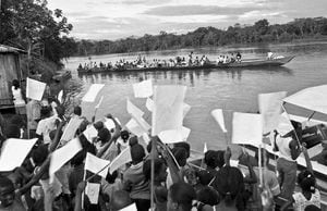 Los pueblos ribereños del río Atrato celebraron el retorno de los habitantes de Bojayá el 2 de septiembre de 2002. La guerra les había robado el sueño y la vida de 79 personas en un solo día, el 2 de mayo de 2002. La dignidad y alegría del pueblo afro e indígena nunca se doblegó ante la barbarie y el olvido.