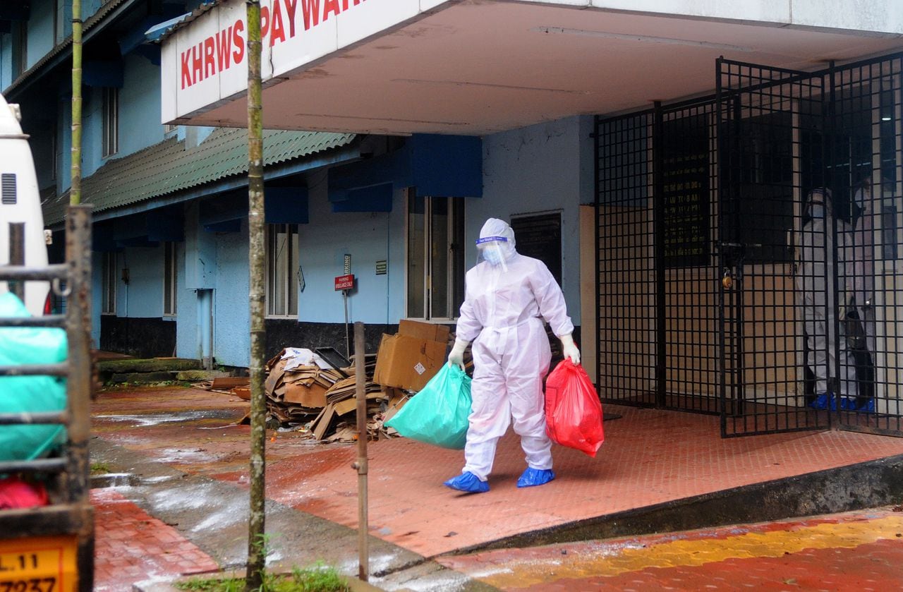 Un funcionario de salud se encuentra afuera de la sala del Hospital de la Facultad de Medicina de Kozhikode, que se convirtió en una sala de aislamiento del virus Nipah el 6 de septiembre de 2021 en Kozhikode, India